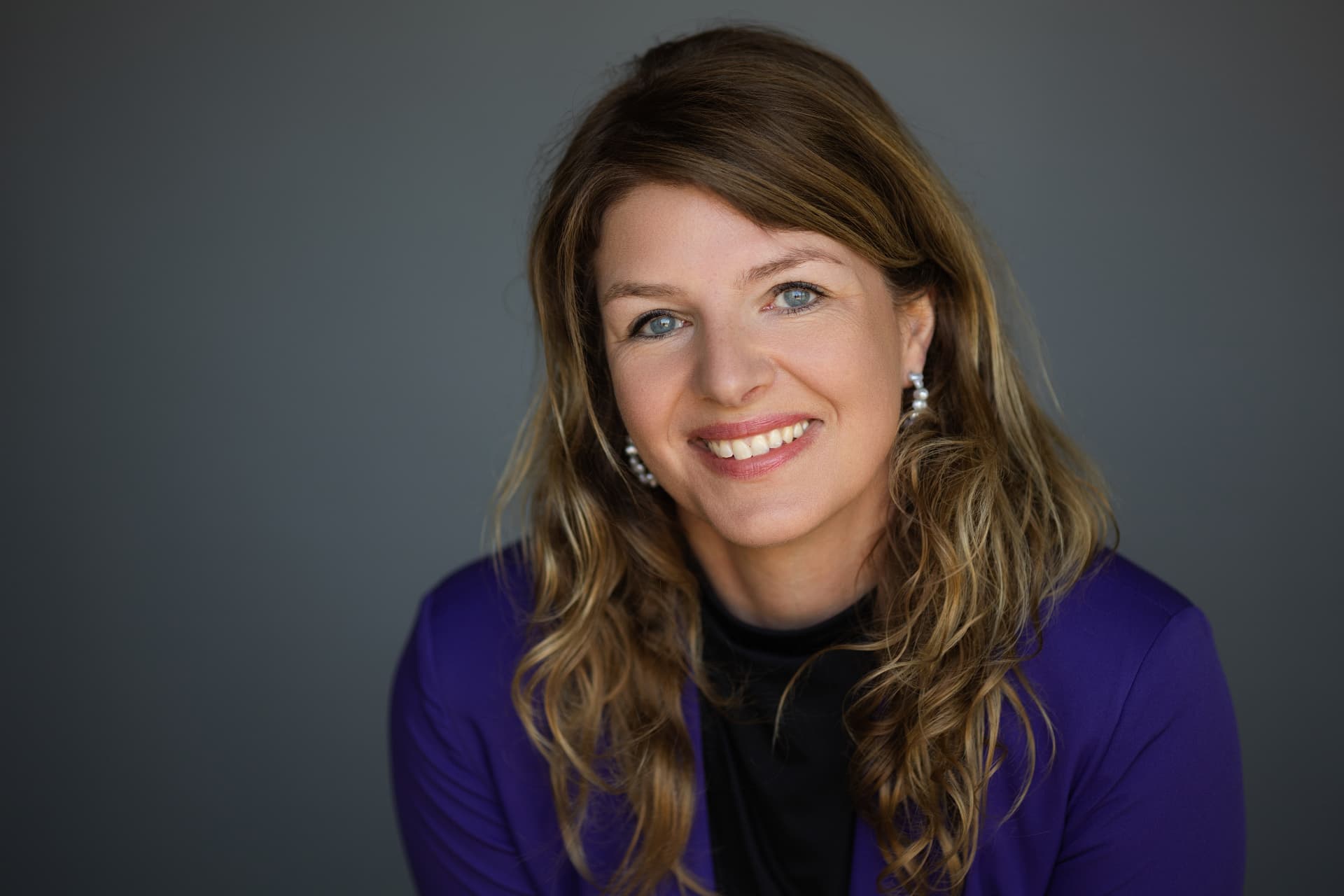 Bente Vosteen in a tailored blazer, looking into the camera